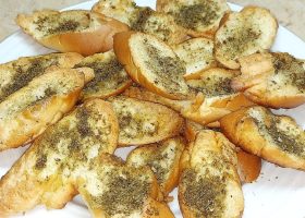 طريقة عمل رقائق الخبز المحمصة بزبدة الريحان والزعتر البرى