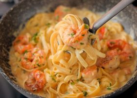 طريقة عمل مكرونة بالقريدس والكريمة