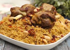 طريقة عمل بخاري لحم الضأن مع الفواكه المجففة