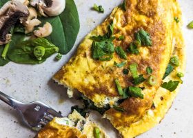 طريقة عمل أومليت بالبروكلي وجبنة الفيتا للرجيم