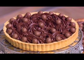 طريقة عمل التارت بالشوكولاتة الداكنة والتوت