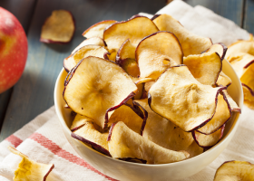 طريقة عمل رقائق التفاح المخبوزة