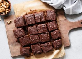 طريقة عمل براونيز القهوة بالشوكولاتة الداكنة والمكسرات المحمصة
