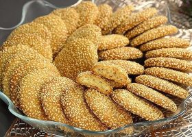 طريقة عمل بسكويت السمسم الشهي