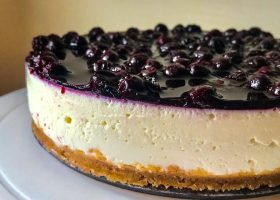 طريقة عمل تشيز كيك الكاكاو الخام بحشوة التوت البري المجفف