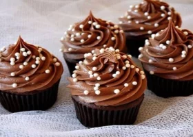 طريقة عمل كب كيك بقطع الشوكولاتة