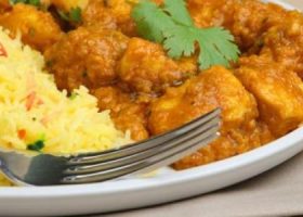 طريقة عمل دجاج جوز الهند مع البهارات والارز يقدم مع الريحان الطازج