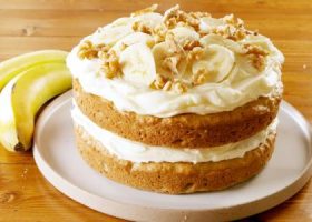 طريقة عمل كعكة الموز الحالمة بالكريمة المخفوقة