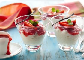 طريقة عمل أرز الفراولة مع الفلفل الوردي وصوص الفانيليا