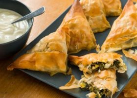 طريقة عمل سمبوسة الجبن بالسبانخ وصلصة الطحينة بالرمان