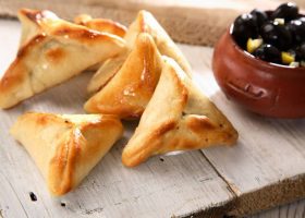 طريقة عمل عجينة الفطائر المخمرة بحليب اللوز والقهوة