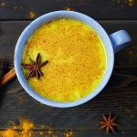 طريقة عمل مشروب اللبن الذهبى بالفلفل الحار والشوكولاته الداكنة