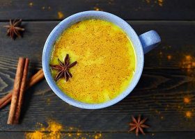 طريقة عمل مشروب اللبن الذهبى بالفلفل الحار والشوكولاته الداكنة