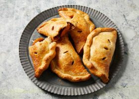 طريقة عمل فطائر الجزر المكرمل بحشوة المانجو والقرفة