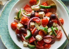 طريقة عمل سلطة يونانية دايت