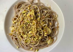 طريقة عمل مكرونة الورد البلدى بصوص الفستق والليمون