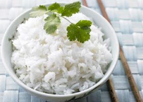 طريقة عمل أرز بالياسمين المجفف وجوز الهند المحمص