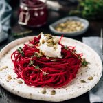 طريقة عمل نودلز البنجر مع صوص الزبادي والكزبره