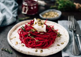 طريقة عمل نودلز البنجر مع صوص الزبادي والكزبره