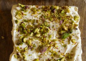 طريقة عمل حلى الكوسة بالشوكولاتة البيضاء والفستق