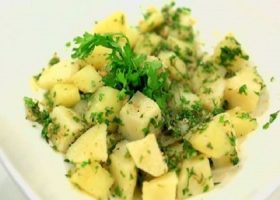 طريقة عمل سلطة البطاطس بالكريمة والبقدونس