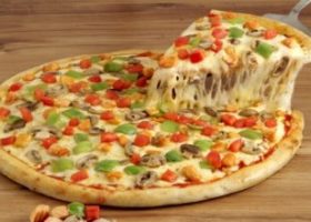 طريقة عمل بيتزا المانجو المشوية بصوص الريحان والزنجبيل