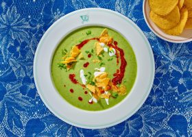 طريقة عمل شوربة الافوكادو المشوي بالكريمة والكمون المحمص
