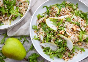 طريقة عمل سلطة الكينوا بالكمثرى المشوية ودبس التمر