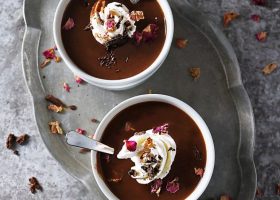 طريقة عمل حساء الشوكولاته الداكنة بالفلفل الحار والتوت