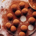 طريقة عمل كرات البطاطا الحلوة بالشوكولاتة الداكنة
