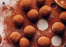 طريقة عمل كرات البطاطا الحلوة بالشوكولاتة الداكنة