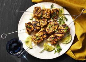 طريقة عمل كباب السمك بالكزبرة والجوز مع صوص الزبادي والفلفل الوردي