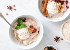 طريقة عمل حلوى الارز بالكاكاو والتوت البري المجفف