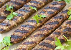 طريقة عمل كباب التين المجفف بالمكسرات وصوص الزبادى بالنعناع