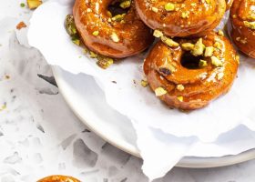 طريقة عمل دونات الزعفران المحشي بالكاجو الحار