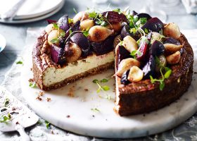 طريقة عمل تشيز كيك البصل الأحمر بالجبنة الزرقاء