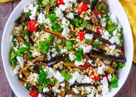 طريقة عمل سلطة الرمان المشوى بالنعناع والجبنة القريش المدخنة