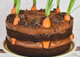 طريقة عمل كيك الجزر بالكمون وصوص الشوكولاته الداكنة