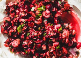 طريقة عمل سلطة الجيلى بالتوت البري مع طبقة كريمة الجبن