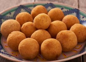 طريقة عمل كرات الارز المقلي بحشوة التفاح والقرفة