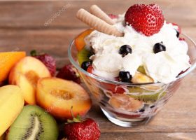 طريقة عمل سلطة الفواكه بالآيس كريم