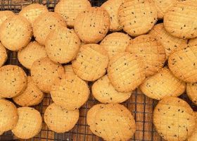 طريقة عمل بسكويت الزبدة بالفلفل الأسود واللافندر