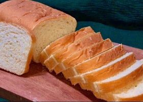 طريقة عمل توست الأرز المقرمش بالتمر والجبنة