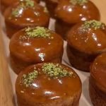 طريقة عمل مينى كيك التمر مع صوص العسل والزنجبيل