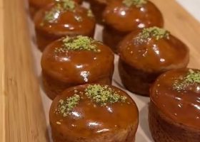 طريقة عمل مينى كيك التمر مع صوص العسل والزنجبيل