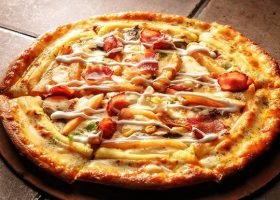 طريقة عمل بيتزا البطاطا البنفسجية بصوص الريكوتا والريحان الطازج