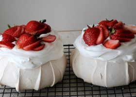 طريقة عمل ميني بافلوفا بالكركديه والمكسرات المملحة