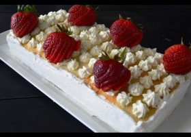 طريقة عمل كيك الشوفان بمربى الفراولة البيضاء