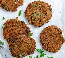 طريقة عمل برجر العدس الاحمر مع صوص التمر الهندي والنعناع