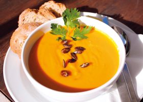 طريقة عمل شوربة القرع والبطاطس